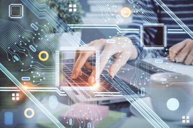 Bilgisayar ve veri temalı hologram çizimlerinde çalışan kadın elleri çift pozlama. Teknoloji kavramı.