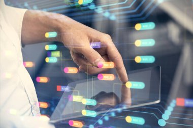 Bir adamın elini tutarken ve dijital bir cihaz ve veri temalı hologram çizimi kullanırken çift pozlama. Teknoloji konsepti.