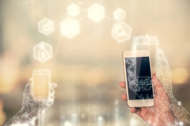 Teknoloji ikonu hologramına çift pozlama ve mobil cihaz kullanan bir kadın. Teknoloji konsepti.