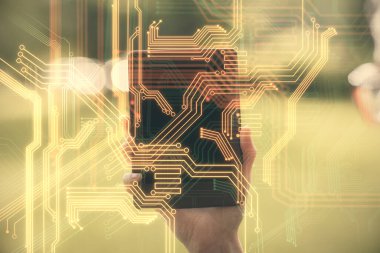 Teknoloji ikonu hologramına çift pozlama ve mobil cihaz kullanan bir kadın. Teknoloji konsepti.