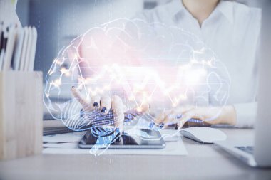 Beyin çizimine çift pozlama ve cep telefonu kullanan kadın hologramı..