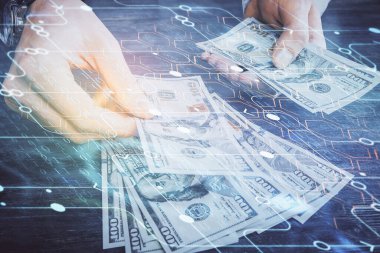 Teknolojiye çoklu maruz kalma hologram, dolar banknotları ve insan eli. Veri kavramı