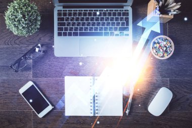 Masaüstü arkaplanındaki bilgisayarın üzerinden hologram çizimleri okluyor. Üst Manzara. Çifte maruziyet. Büyüme kavramı.