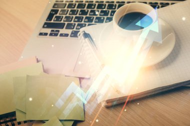 Masa arkasında kahve ve eşyalar olan çift katlı ok çizimi ve masaüstü görüntüsü. Büyüme kavramı.