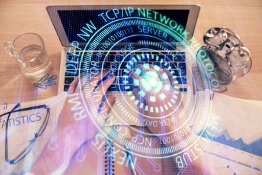 Bilgisayar klavyesinin ve veri temalı hologram çiziminin üzerine yazarken iki kez görüntülenmiş. Üst Manzara. Teknoloji konsepti.