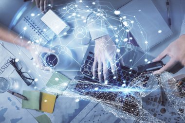 Kadın ve erkeğin birlikte çalıştığı çifte pozlama ve sosyal ağ temalı hologram çizimi. Bilgisayar arkaplanı. konsept bağlanıyor. Üst Görünüm.