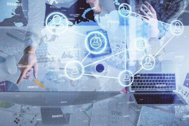 Kadın ve erkeğin birlikte çalıştığı çifte pozlama ve sosyal ağ temalı hologram çizimi. Bilgisayar arkaplanı. konsept bağlanıyor. Üst Görünüm.