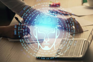 Bilgisayar ve insan beyin hologramı çizimleri üzerinde çalışan kadın ellerine çok maruz kaldı. Ai teknoloji konsepti.