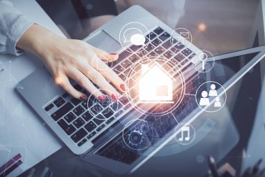 Bilgisayarda yazı yazan kadın elleri ve çizim yapan binalar. Akıllı şehir konsepti.