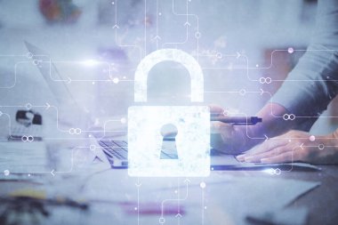 Bilgisayarda çalışan ve hologram çizimlerini kilitleyen kadın elleri çift pozlama. Güvenlik kavramı.