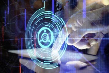 Bir adamın elini tutarken ve dijital bir cihaz ve veri temalı hologram çizimi kullanırken çift pozlama. Teknoloji konsepti.