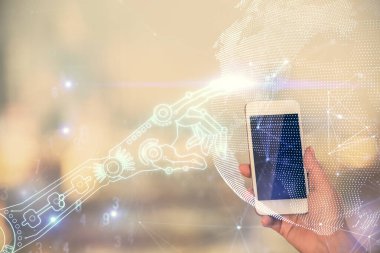 Teknoloji ikonu hologramına çift pozlama ve mobil cihaz kullanan bir kadın. Teknoloji konsepti.