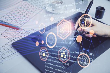 Teknolojiye çifte maruz kalma, hologram çizimi ve cep telefonu kullanan bir kadın. Ai kavramı