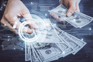 Teknolojiye çoklu maruz kalma hologram, dolar banknotları ve insan eli. Veri kavramı