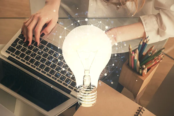 Doppia Esposizione Delle Mani Della Donna Digitando Sul Computer Disegno — Foto Stock