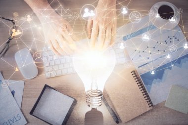 İnsan elinin bilgisayar klavyesi ve sosyal ağ temalı hologram çizimlerinin üzerine iki kez yazı yazması. Üst Manzara. İnsanlar web konseptini bağlar.