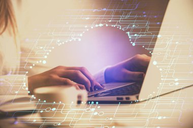 Bilgisayar ve veri temalı hologram çizimleri üzerinde çalışan kadın ellerine çok fazla maruz kalma. Teknoloji kavramı.