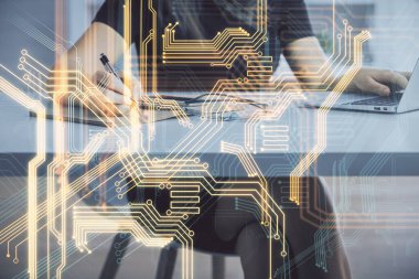 Bilgisayar ve teknoloji temalı çizimlerde kadın elinin çifte pozlanması. Yüksek Teknoloji kavramı.