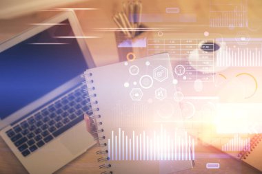 Bilgisayar ve veri temalı hologram çizimleri üzerinde çalışan kadın ellerine çok fazla maruz kalma. Teknoloji kavramı.