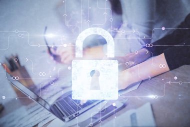 Bilgisayarda çalışan ve hologram çizimlerini kilitleyen kadın elleri çift pozlama. Güvenlik kavramı.