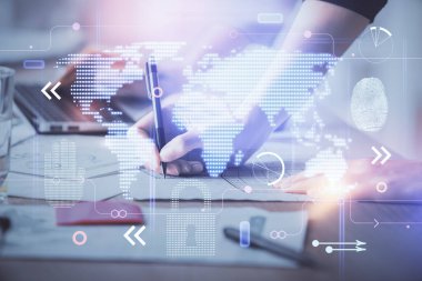 Bilgisayar ve dünya haritası çizimleri üzerinde çalışan kadın elleri çift pozlama. Uluslararası teknoloji sektörü konsepti.