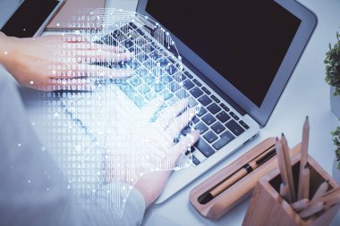 Bilgisayar ve beyin hologramı çizimleri üzerinde çalışan çok sayıda kadın eli var. Ai kavramı.