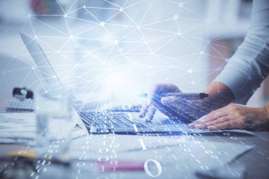 Bilgisayar ve veri temalı hologram çizimlerinde çalışan kadın elleri çift pozlama. Teknoloji kavramı.