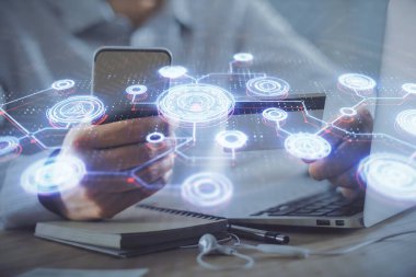 Elinde kredi kartı ve sosyal ağ temalı bir çizim tutan bir adamın çift pozu. Dijital finans ve E-ticaret kavramı.