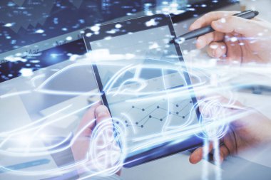 Dijital bir cihaz ve otomobil temalı hologram çizimi kullanarak insanın elini tutarken çift pozlama. Teknoloji konsepti.