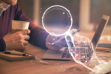 Bir insanın elini tutarken ve mobil bir cihaz ve yaratıcı hologram çizimi kullanırken çift pozlama.