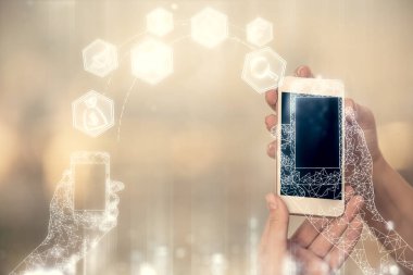 Teknoloji ikonu hologramına çift pozlama ve mobil cihaz kullanan bir kadın. Teknoloji konsepti.