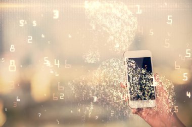 Teknoloji ikonu hologramına çift pozlama ve mobil cihaz kullanan bir kadın. Teknoloji konsepti.