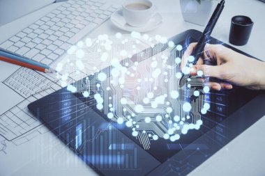 Beyin çizimine çift pozlama ve cep telefonu kullanan kadın hologramı..