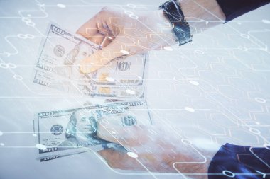 Teknolojiye çoklu maruz kalma hologram, dolar banknotları ve insan eli. Veri kavramı