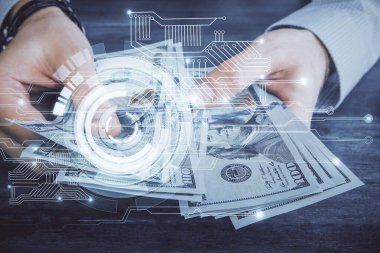 Teknolojiye çoklu maruz kalma hologram, dolar banknotları ve insan eli. Veri kavramı