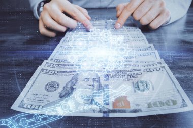 Teknolojinin iki katına çıkması hologram, dolar banknotları ve insan eli. Veri kavramı