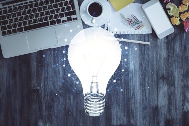 Masaüstü arka planında ampul çizimi. Üst Manzara. Çifte maruziyet. Fikir kavramı.