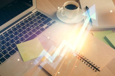 Masa arkasında kahve ve eşyalar olan çift katlı ok çizimi ve masaüstü görüntüsü. Büyüme kavramı.