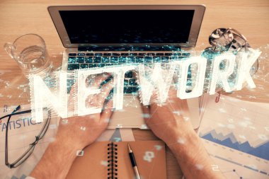 Bilgisayar klavyesinin ve veri temalı hologram çiziminin üzerine yazarken iki kez görüntülenmiş. Üst Manzara. Teknoloji konsepti.