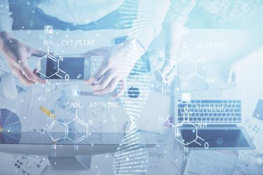 Erkek ve kadının birlikte çalıştığı ve DNA hologramının çizildiği çifte pozlama. Bilgisayar arkaplanı. Tıp eğitimi konsepti. Üst Görünüm.