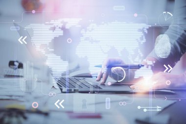 Bilgisayar ve dünya haritası çizimleri üzerinde çalışan kadın elleri çift pozlama. Uluslararası teknoloji sektörü konsepti.