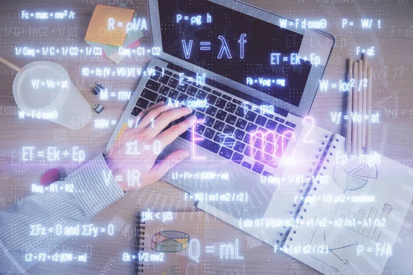 컴퓨터 키보드와 홀로그램 그림을 사람의 타이핑하는 노출되었습니다 위에서 — 스톡 사진