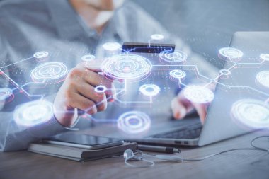 Elinde kredi kartı ve sosyal ağ temalı bir çizim tutan bir adamın çift pozu. Dijital finans ve E-ticaret kavramı.