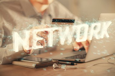 Elinde kredi kartı ve veri teması çizimi olan bir adamın ellerine iki kez maruz kalmış. E-ticaret ve teknoloji kavramı.