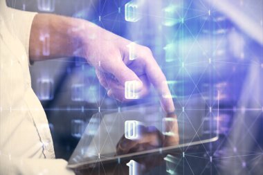 Bir adamın elini tutarken ve dijital bir cihaz ve veri temalı hologram çizimi kullanırken çift pozlama. Teknoloji konsepti.