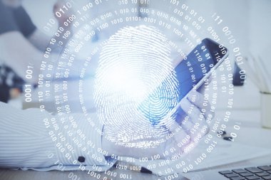Dijital bir cihaz ve parmak izi hologramı kullanarak insanın elini tutarken çift pozlama. Güvenlik kavramı.