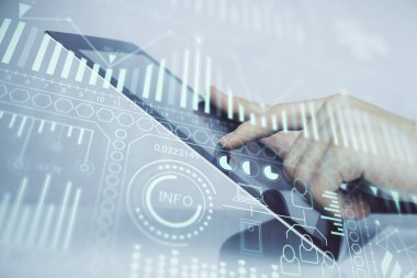 Dijital bir cihaz ve teknoloji temalı hologram çizimi kullanarak insanın elini tutarken çift pozlama. Teknoloji konsepti.