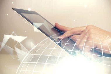 Dijital bir cihaz ve harita kullanarak insanın elini tutarken birden fazla pozlama. Uluslararası iş kavramı.