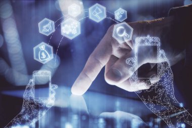 Dijital bir cihaz ve teknoloji temalı hologram çizimi kullanarak insanın elini tutarken çift pozlama. Teknoloji konsepti.