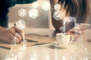 Teknoloji ikonu hologramına çift pozlama ve mobil cihaz kullanan bir kadın. Teknoloji konsepti.